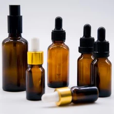 Кілька ємностей скляна пляшка крапельницею